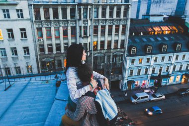 Çatıda sarılma genç mutlu çift