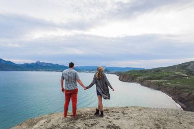 Erkek ve kız bir yürüyüş zevk 