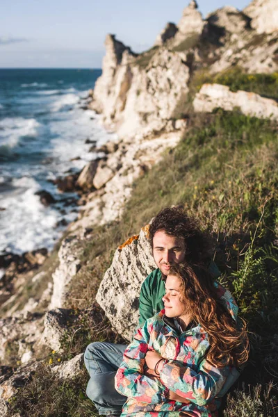 Guy et fille se détendre sur le bord de la mer — Photo