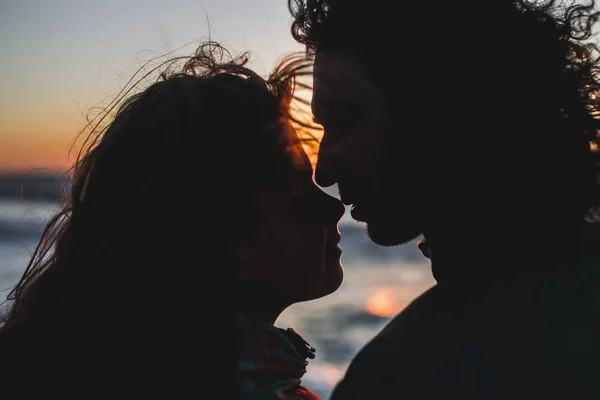 流行に敏感な若いカップルが夕日キス. — ストック写真