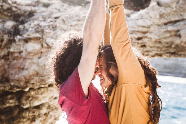 Schönes Paar, das Spaß im Sonnenlicht hat. — Stockfoto