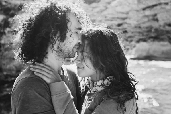 Casal encantador se divertindo à luz do sol . — Fotografia de Stock