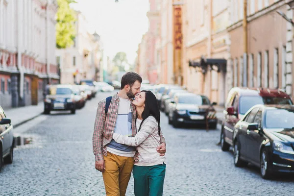 Pareja en estilo casual caminando por la ciudad — Foto de Stock