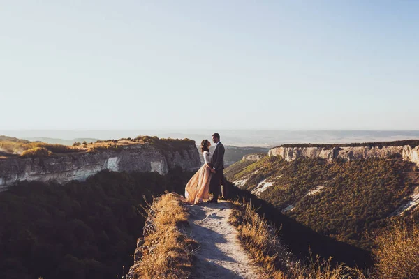 Novia y novio caminando en las montañas —  Fotos de Stock