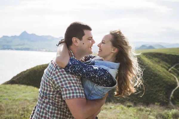 Jovem casal bonito juntos . — Fotografia de Stock