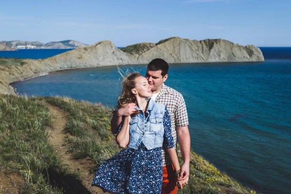 Couple relaxant au bord de la mer — Photo