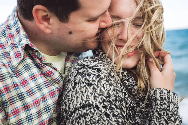 Verdadeiras emoções de casal amoroso feliz — Fotografia de Stock