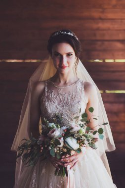  güzel gelin holding çiçekler