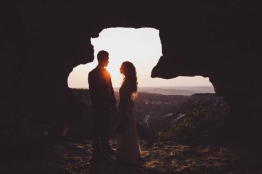 dağlar ile siluetleri yeni evliler