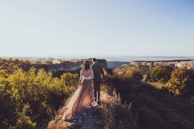 Gelin ve damat dağlarda yürüyüş