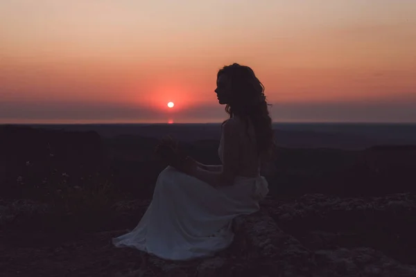 Silhouette of woman at red sunset — Stock Photo, Image