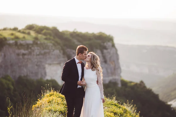Bruden och brudgummen ganska porträtt utomhus — Stockfoto