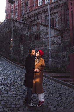 Moda çift fotoğraf keskin güneş ışığı ile.