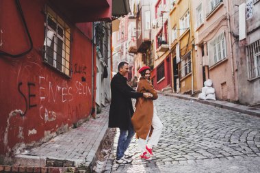 Avrupa çift eski Istanbul sokakları yürüyüş