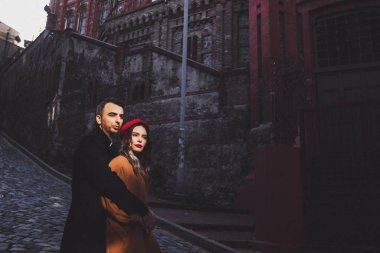 Moda çift fotoğraf keskin güneş ışığı ile