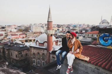 Çatıda oturan aşık Çift 