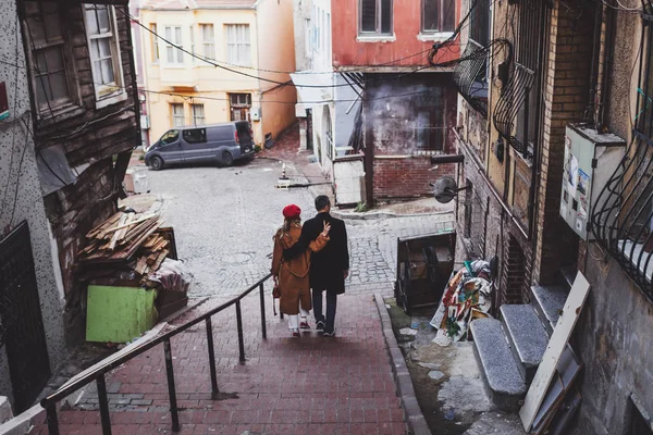 Couple walking at old istanbul streets — Stock Photo, Image