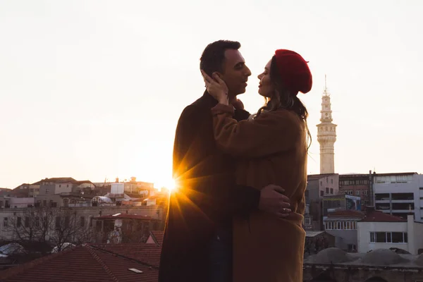 Verliebtes Paar schaut Sonnenuntergang an — Stockfoto