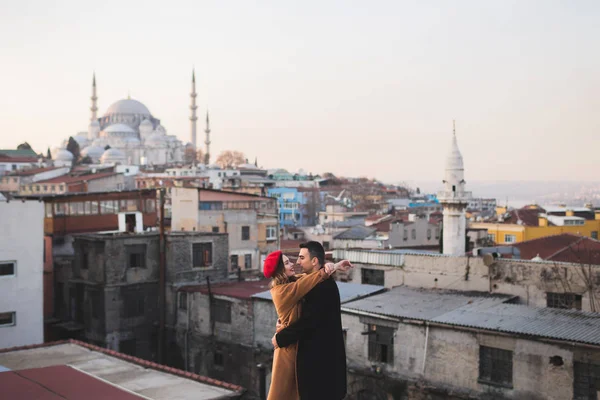 Pasangan yang jatuh cinta di atap — Stok Foto
