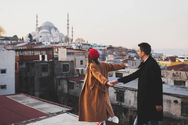 Çatıda yürürken aşık Çift 