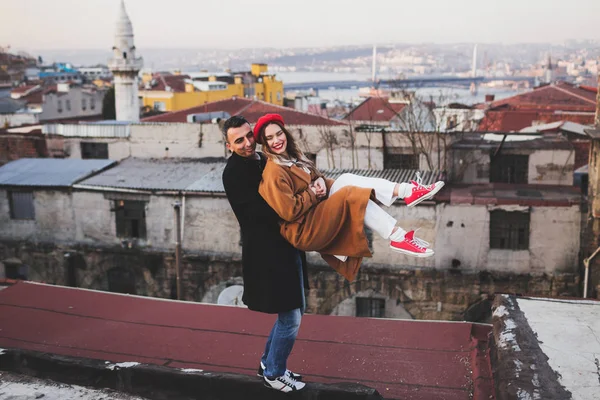 Divertida pareja con estilo que se divierten en el techo . — Foto de Stock