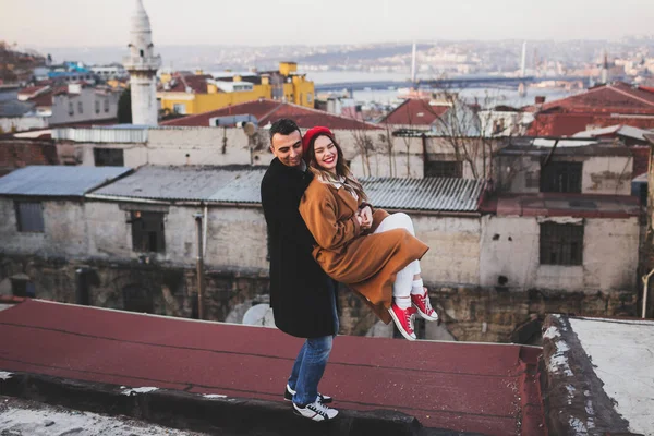 Engraçado casal elegante se divertindo no telhado . — Fotografia de Stock