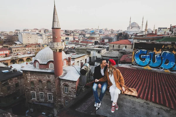 Pasangan yang jatuh cinta duduk di atap — Stok Foto