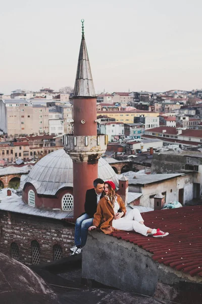 Pasangan yang jatuh cinta duduk di atap — Stok Foto