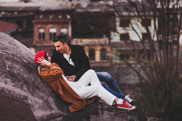 Casal apaixonado no telhado — Fotografia de Stock