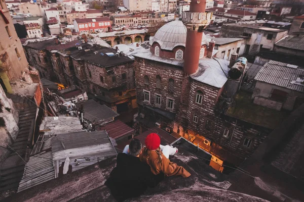Casal apaixonado sentado no telhado — Fotografia de Stock