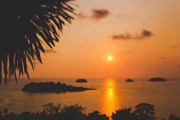 在热带岛屿惊人多彩夕阳红 — 图库照片