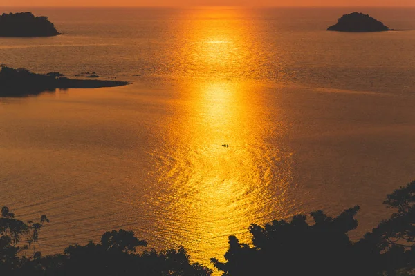 Incrível pôr-do-sol vermelho colorido em ilhas tropicais — Fotografia de Stock