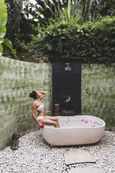 Mujer relajante en baño redondo al aire libre —  Fotos de Stock