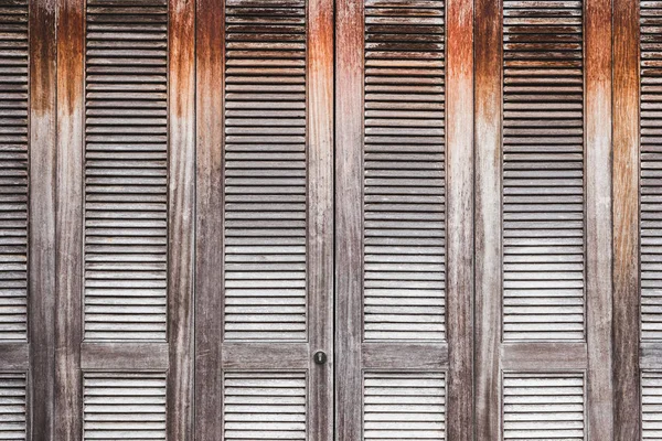 블라인드 셔터와 함께 오래 된 허름한 나무로 되는 문 — 스톡 사진