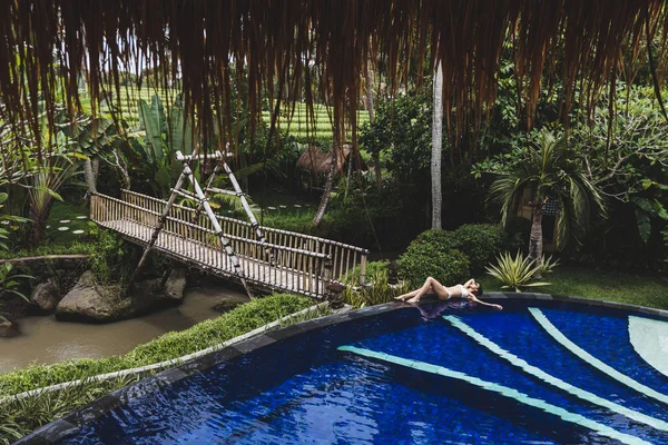 Donna rilassante in piscina nella tropicale Bali — Foto Stock