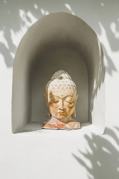 Statue de Bouddha avec ombres du soleil — Photo