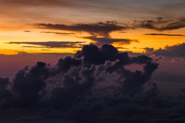 Bali Rinjani zirvesinde gündoğumu