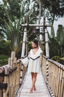 Kız bambu köprüde yürüyüş