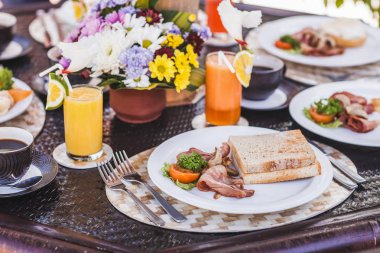 Amerikan kahvaltısı ile kızarmış sosis