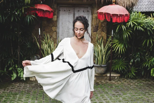 Mujer en túnica blanca —  Fotos de Stock