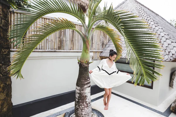 Donna in tunica con palma — Foto Stock