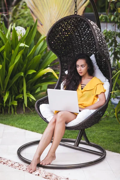 Mulher trabalha como freelancer ao ar livre — Fotografia de Stock