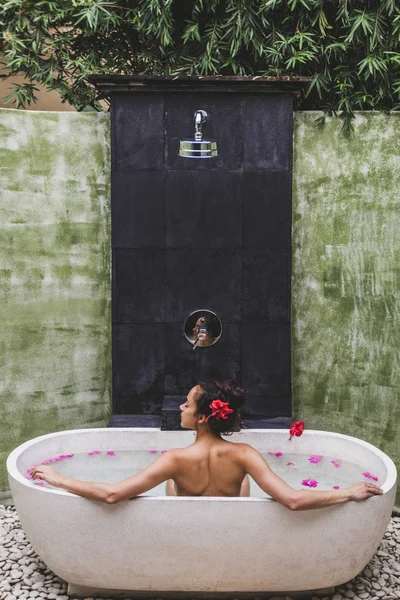 Mujer en baño al aire libre —  Fotos de Stock