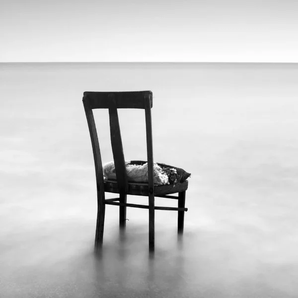 Régi szék vízben — Stock Fotó