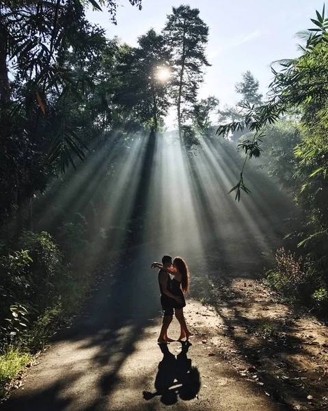 Öpüşen bir çift silüeti