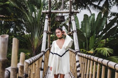 Bambu Köprüsü'nde kız