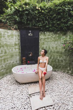 Kadın yuvarlak açık banyosunda rahatlatıcı