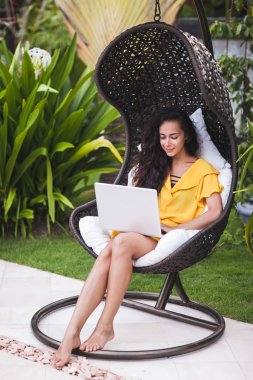 online serbest yazar olarak çalışan kadın