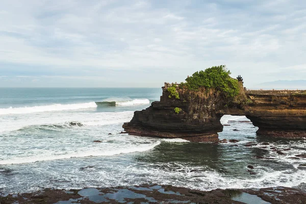 Sacred Balinese temple Tanah Lot. — Stock Photo, Image