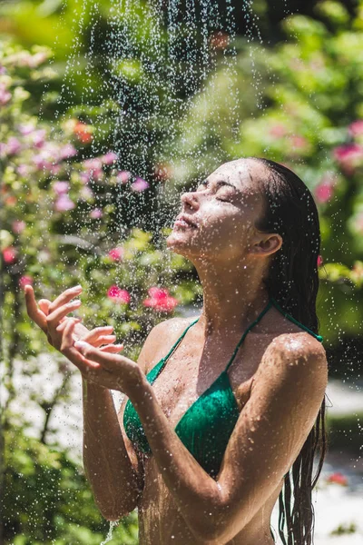 Femme prenant une douche — Photo